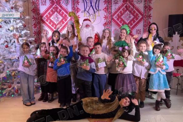Різдвяна казка: покровські старшокласники влаштували для дітей громади костюмоване шоу
