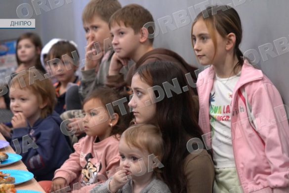 Поліцейські, військові й волонтери подарували дітям-переселенцям свято у Дніпрі