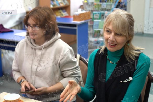 Наповнюють душі теплом: чергова арттерапевтична зустріч для ВПО в просторі “Точка опори”