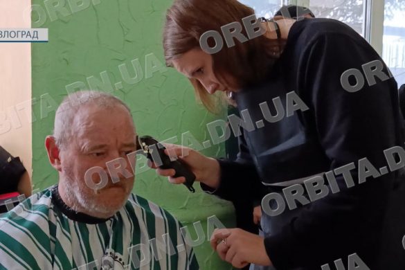 Стрижка, що повертає впевненість: у транзитному пункті запрацювала соціальна перукарня