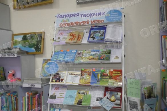 Поетичні голоси лютого: у Покровській бібліотеці - виставка до ювілею творчих земляків