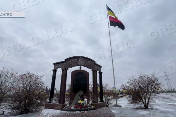 Покровські комунальники доглядають могили Героїв-земляків