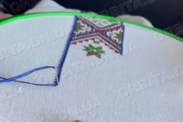 Вишиванка з історією: покровчани створюють сорочку з символами громади