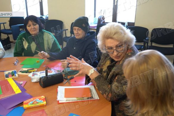 Пластилін як терапія: у клубі «Золоті роки» переселенки відновлюють внутрішню рівновагу