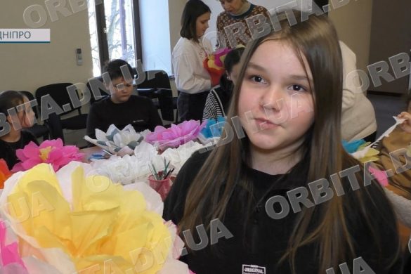 Квіти-велетні до свята: у Покровському палаці культури провели весняний майстер-клас