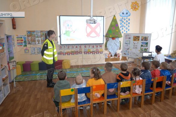 Правила безпеки через гру: поліцейські провели заняття для найменших покровчан