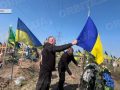 Прапор пам’яті: покровські комунальники встановили флагшток на могилі полеглого захисника