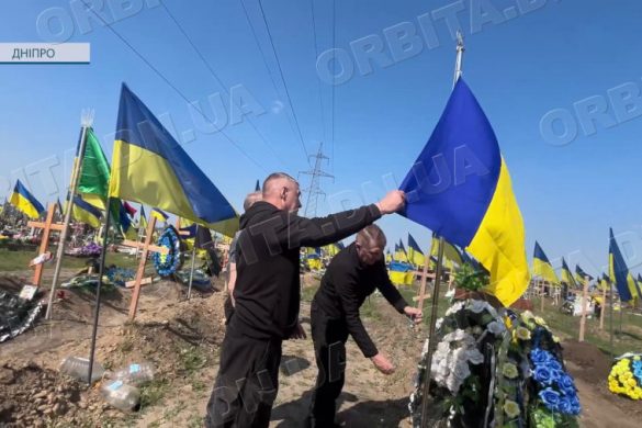 Прапор пам’яті: покровські комунальники встановили флагшток на могилі полеглого захисника
