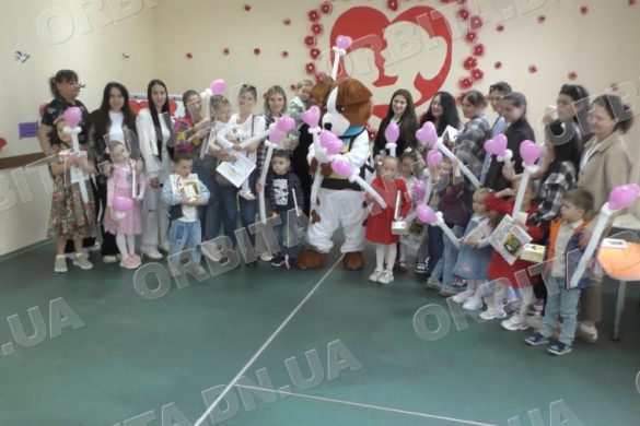 «Збираємо компліменти для мами»: яскравий захід покровських освітян