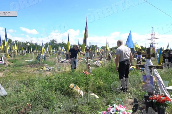 Справа честі: покровські комунальники дбають про могили Героїв в евакуації