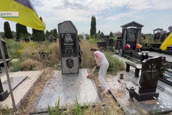 Пам’ять у щоденних вчинках: покровські комунальники впорядковують поховання захисників
