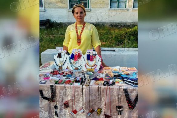Брошки, що зберігають українські традиції: творчість мирноградської майстрині