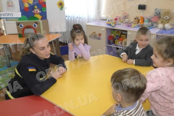 Малювали настрій і ліпили емоції: психологи ДСНС завітали до покровських дошкільнят