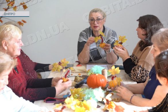 Гарбузик-антистрес і техніки заспокоєння: у клубі «Золоті роки» провели арттерапію